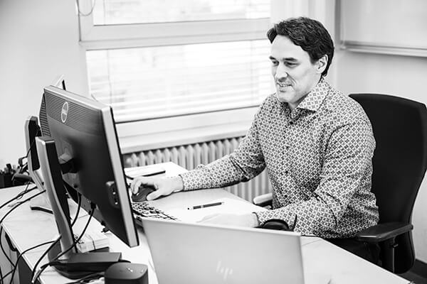 Mitarbeiter bei der Arbeit am PC