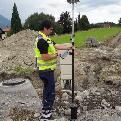 Mitarbeiter bei Vermessungsarbeiten