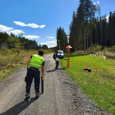 Mitarbeiter bei der Leitungsortung