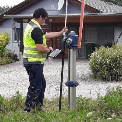 Mitarbeiter bei der Rohrnetzüberprüfung
